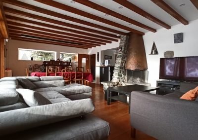 Salon et cheminée chalet en location à le Monêtier les bains, Serre-Chevalier