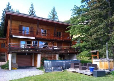 Vue chalet côté sud du chalet en location au monétier les bains en été
