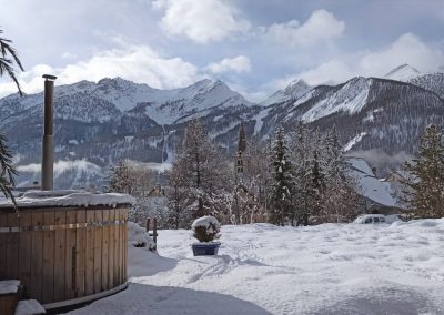 Vue sur les montagnes depuis le jardin chalet en location à le Monêtier les bains, Serre-Chevalier